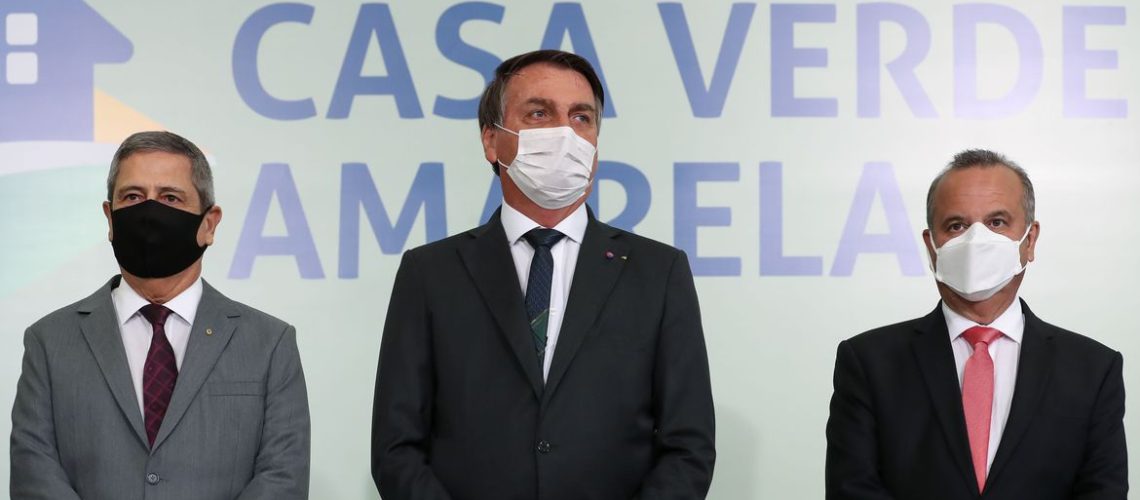 O ministro da Casa Civil,  Braga Netto, o presidente da República, Jair Bolsonaro, e o  ministro do Desenvolvimento Regional, Rogério Marinho, durante a cerimônia de lançamento do Programa Casa Verde e Amarela