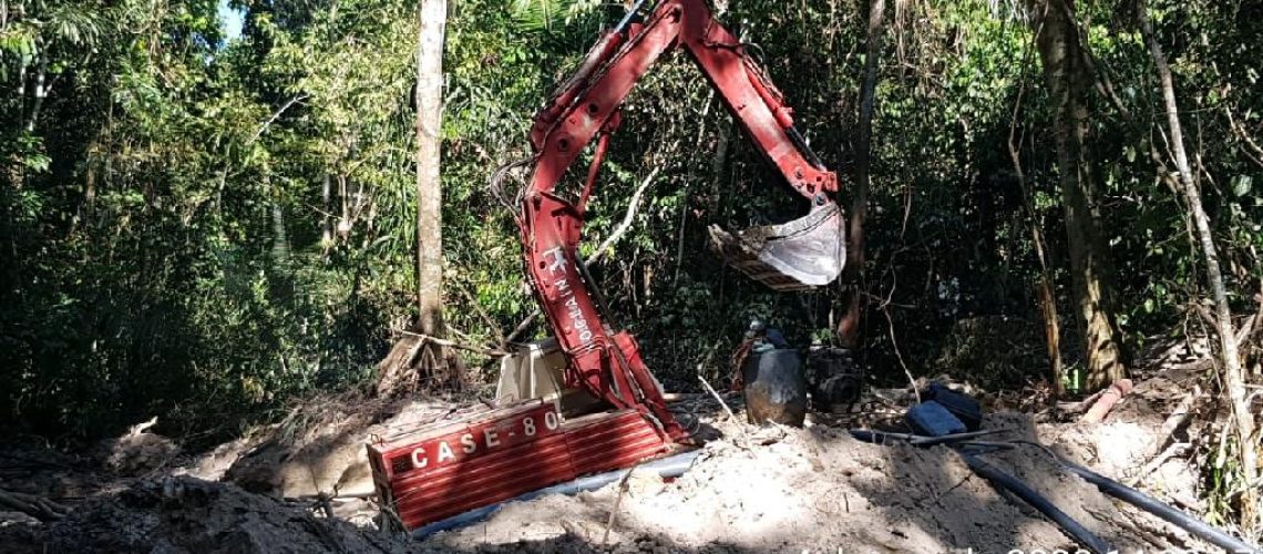 Fiscalização da Regional de Alta Floresta em Apiacás embarga garimpo ilegal