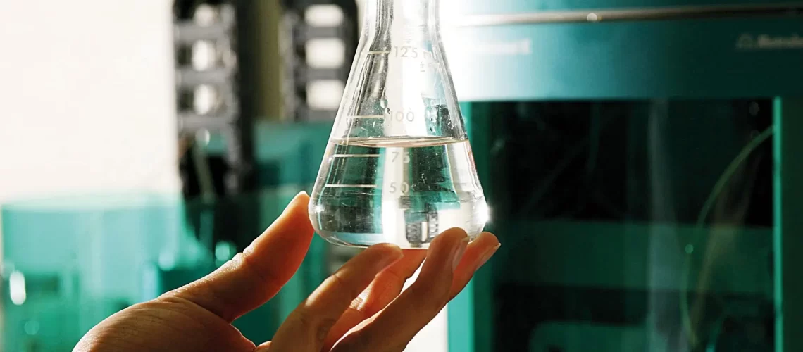 Frasco-com-etanol-no-Laboratório-de-Análise-do-CTC.-e1623967269883