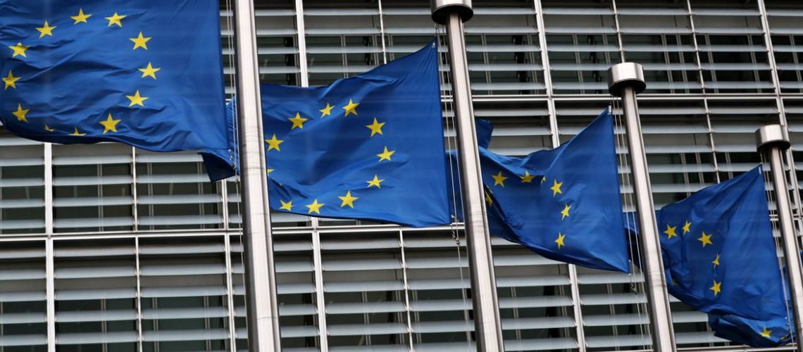 Bandeiras da União Europeia na sede da Comissão Europeia em Bruxelas, Bélgica.