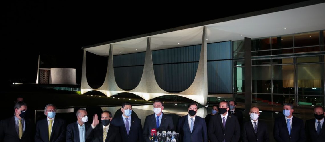 Os presidentes do Senado Federal, Davi Alcolumbre, da República, Jair Bolsonaro e da Câmara dos Deputados , Rodrigo Maia,durante declaração à imprensa na área externa do Palácio da Alvorada