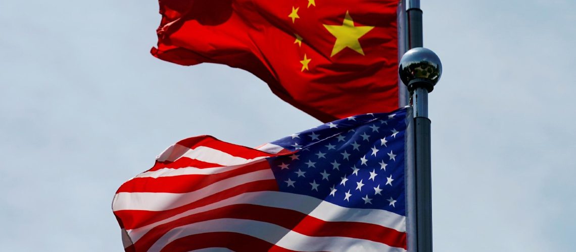 bandeiras-dos-eua-e-da-china-em-xangai-1588610155228_v2_1920x1279