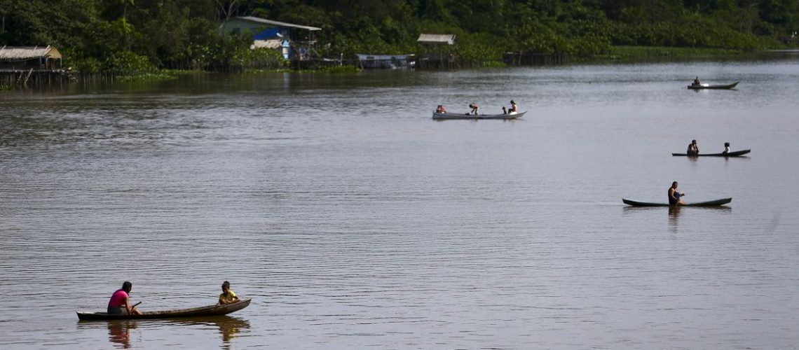 Moradores de comunidades ribeirinhas do arquipélago de Marajó se aproximam do Navio Auxiliar Pará.