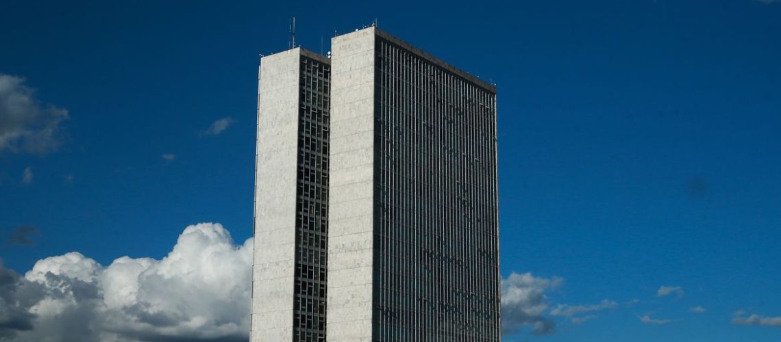 A cúpula menor, voltada para baixo, abriga o Plenário do Senado Federal. A cúpula maior, voltada para cima, abriga o Plenário da Câmara dos Deputados.