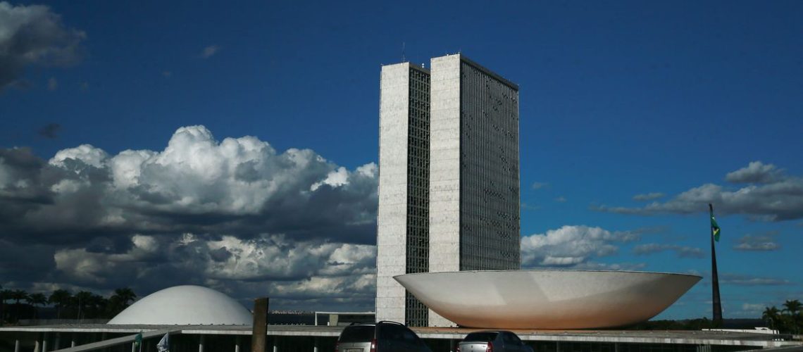 A cúpula menor, voltada para baixo, abriga o Plenário do Senado Federal. A cúpula maior, voltada para cima, abriga o Plenário da Câmara dos Deputados.