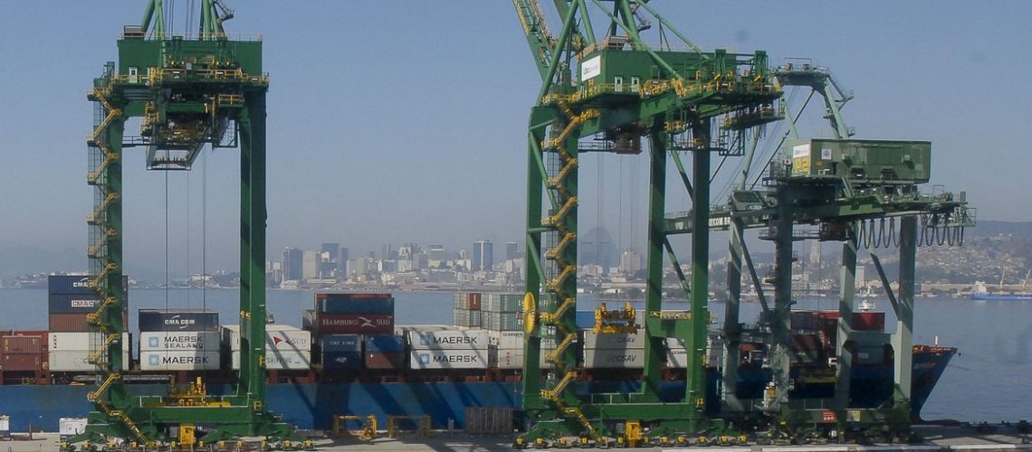 Atracação de navios no Caís do Porto do Rio de Janeiro, guindaste, container.