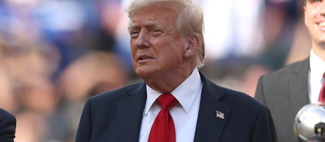 donald-trump-participou-da-distribuicao-de-medalhas-aos-jogadores-depois-de-chelsea-x-psg-no-mundial-1752443693884_v2_900x506