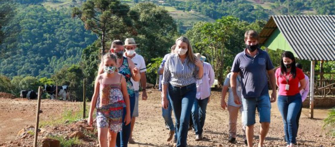 em_chapeco_governadora_daniela_reinehr_visita_produtores_rurais_que_sofrem_com_a_estiagem_20201113_1793852353