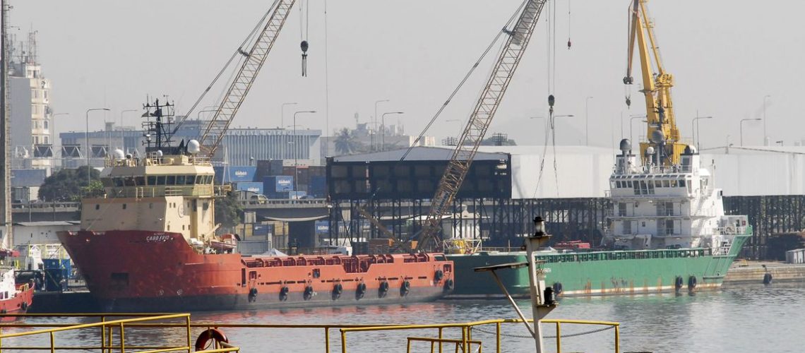 Atracação de navios no Caís do Porto do Rio de Janeiro, guindaste, container.