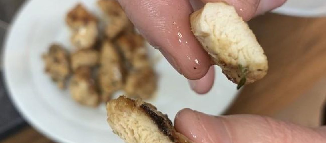 Cultured Chicken Breast Compared to Farmed Chicken. Cross section of grilled cultured chicken (bottom) compared to farmed chicken (top). © Future Meat Technologies.