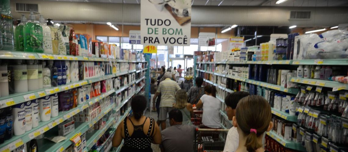Vitória (ES) - Supermercados lotados e com filas nos caixas e na entrada funcionam em horário reduzido. (Tânia Rêgo/Agência Brasil)