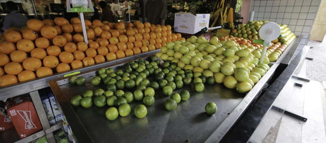 Apesar de afirmarem haver estoque, alguns produtos como cítricos, já começam a faltar nas gôndolas dos supermercados.  (Fabio Rodrigues Pozzebom/Agência Brasil)