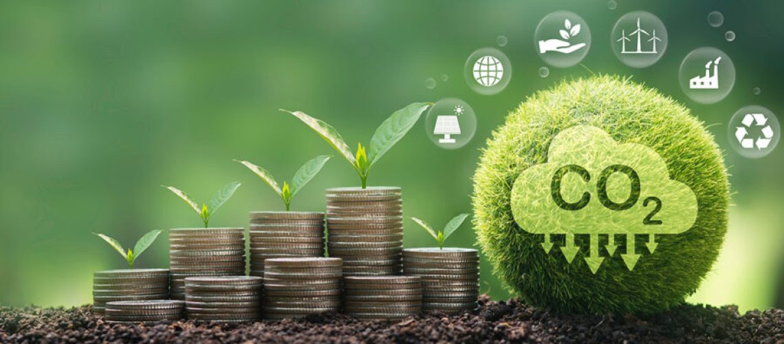 mercado-de-carbono-moedas-empilhadas-na-terra-ao-lado-de-uma-esfera-verde-onde-esta-escrito-CO2-r5d1vzggjbvwm08mrijs8fkm1pwlerlndjutzyp3m0