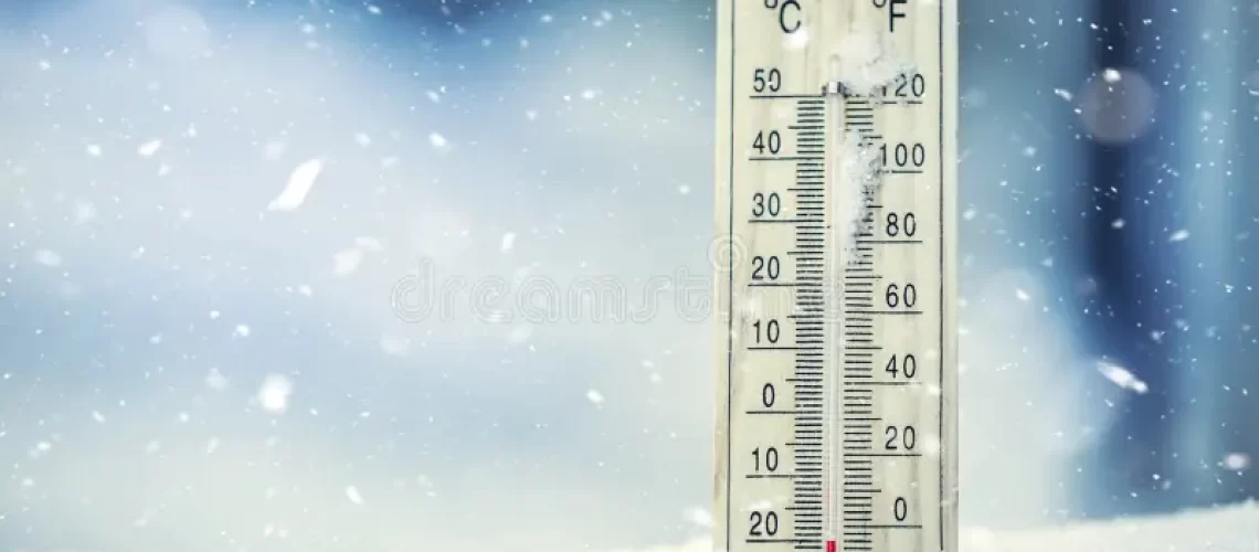 o-term-metro-na-neve-mostra-baixas-temperaturas-sob-zero-baixas-temperaturas-nos-graus-celsius-e-fahrenheit-83645405