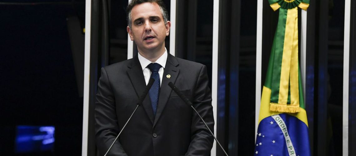 Plenário do Senado durante reunião preparatória destinada à eleição do presidente do Senado Federal para o segundo biênio da 56º Legislatura.

A eleição ocorre de forma presencial, seguindo as medidas de segurança contra a covid-19, e obedecendo o Regimento Interno da Casa, que prevê a votação por meio de cédulas em papel inseridas em envelope.

Em discurso, à tribuna, candidato à presidência, senador Rodrigo Pacheco (DEM-MG).

Foto: Jefferson Rudy/Agência Senado