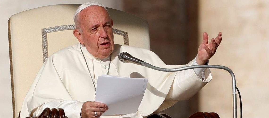 O Papa Francisco participa da audiência geral semanal no Vaticano,