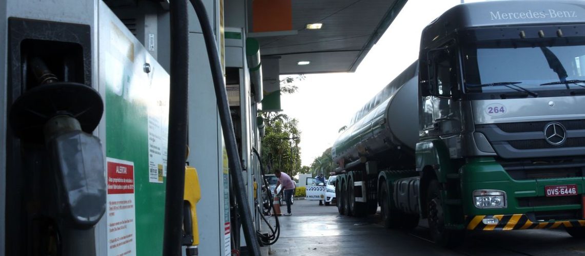 Caminhão-tanque abastece posto de combustivel no Plano Piloto, região central da capital