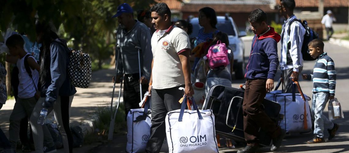 Grupo de 46 migrantes venezuelanos chega a Brasília, onde serão acolhidos e encaminhados às casas de passagem alugadas pela Cáritas Brasileira e pela Cáritas Suíça, com o apoio do Departamento de Estado dos Estados Unidos.