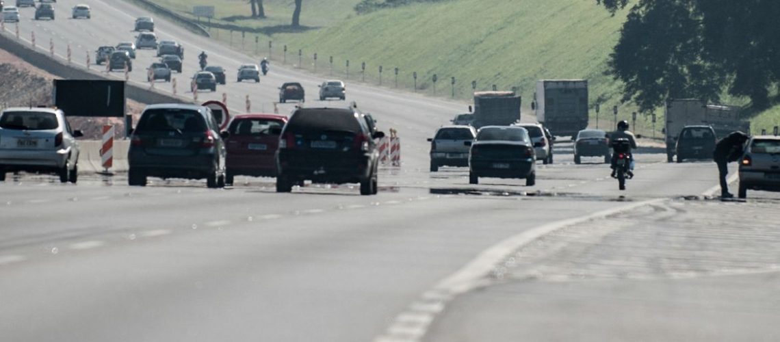SÃO PAULO, SP, BRASIL,  11-05-2013, 11h30: Movimentação na rodovia dos Bandeirantes, em São Paulo. (Foto: Marcelo Camargo/ABr)