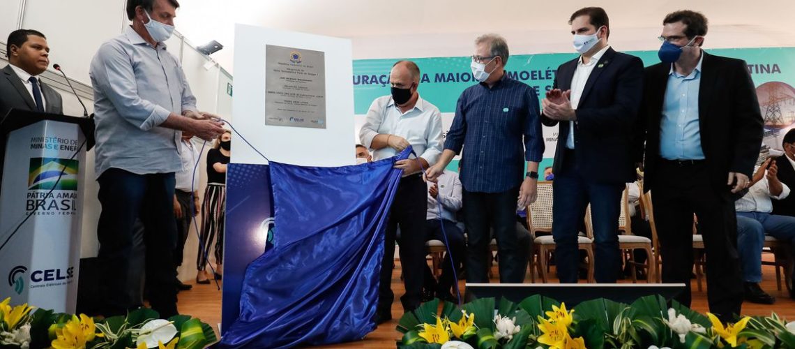 Presidente da República, Jair Bolsonaro,  o governador de Sergipe, Belivaldo Chagas e o ministro de Estado Minas e Energia, Almirante Bento Costa Lima Leite Albuquerque Junior, descerram placa de inauguração da UTE Porto de Sergipe I.
Foto: Alan Santos/PR