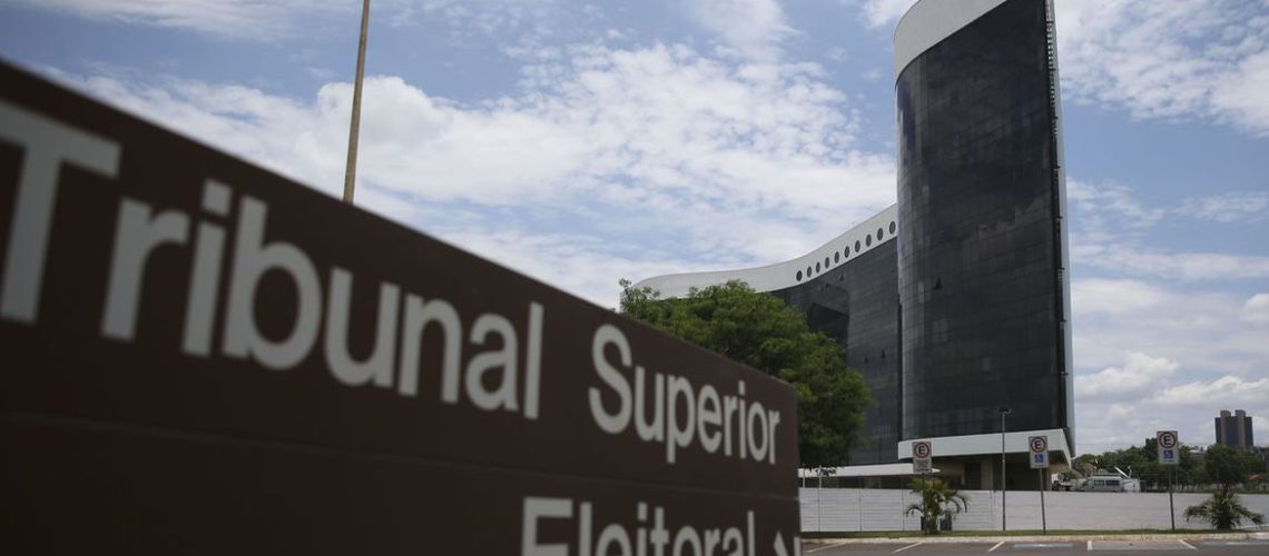 O TSE aumentou o esquema de segurança para acessar o prédio do tribunal neste domingo